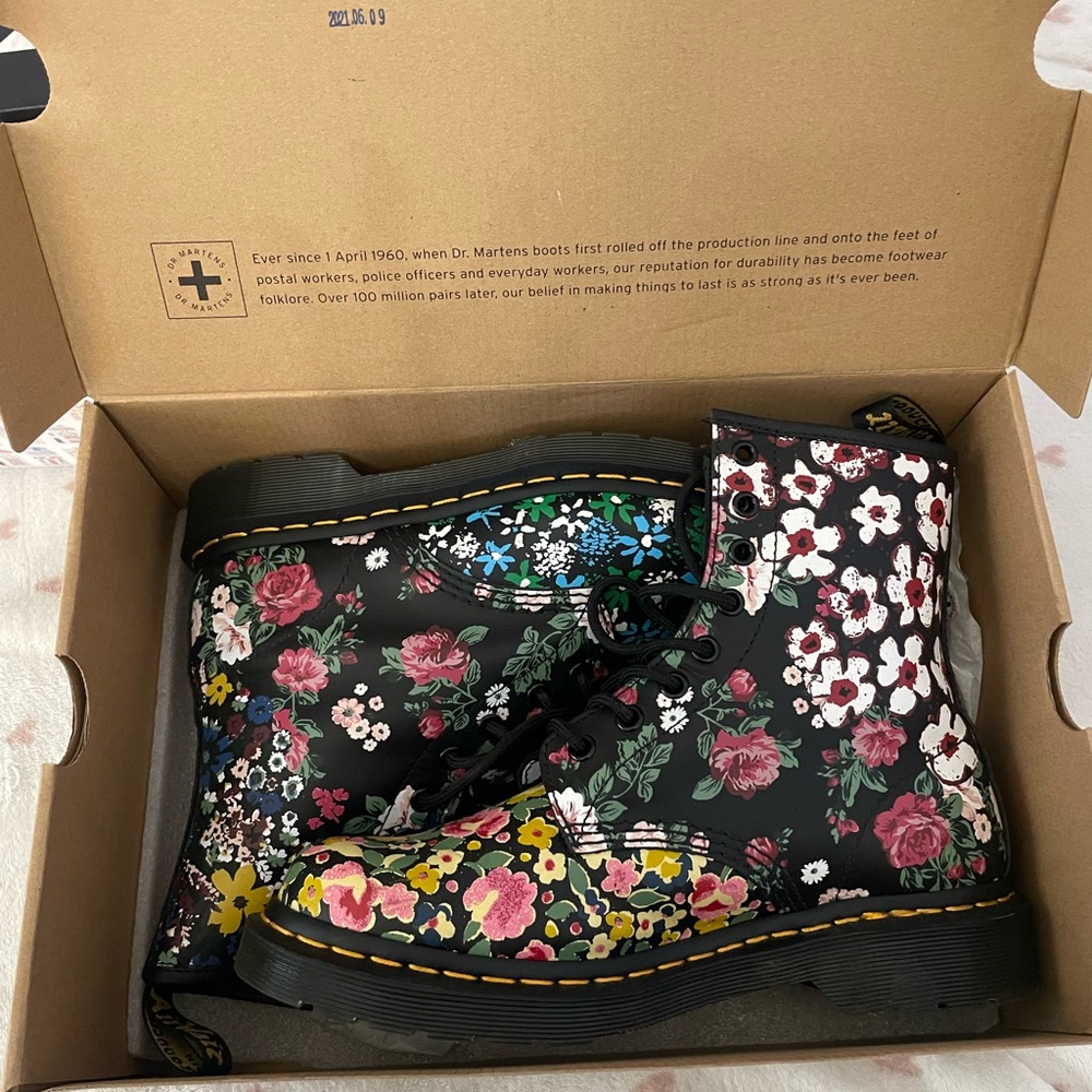Dr. Martens 1460 Pascal - Picture 2 of 4